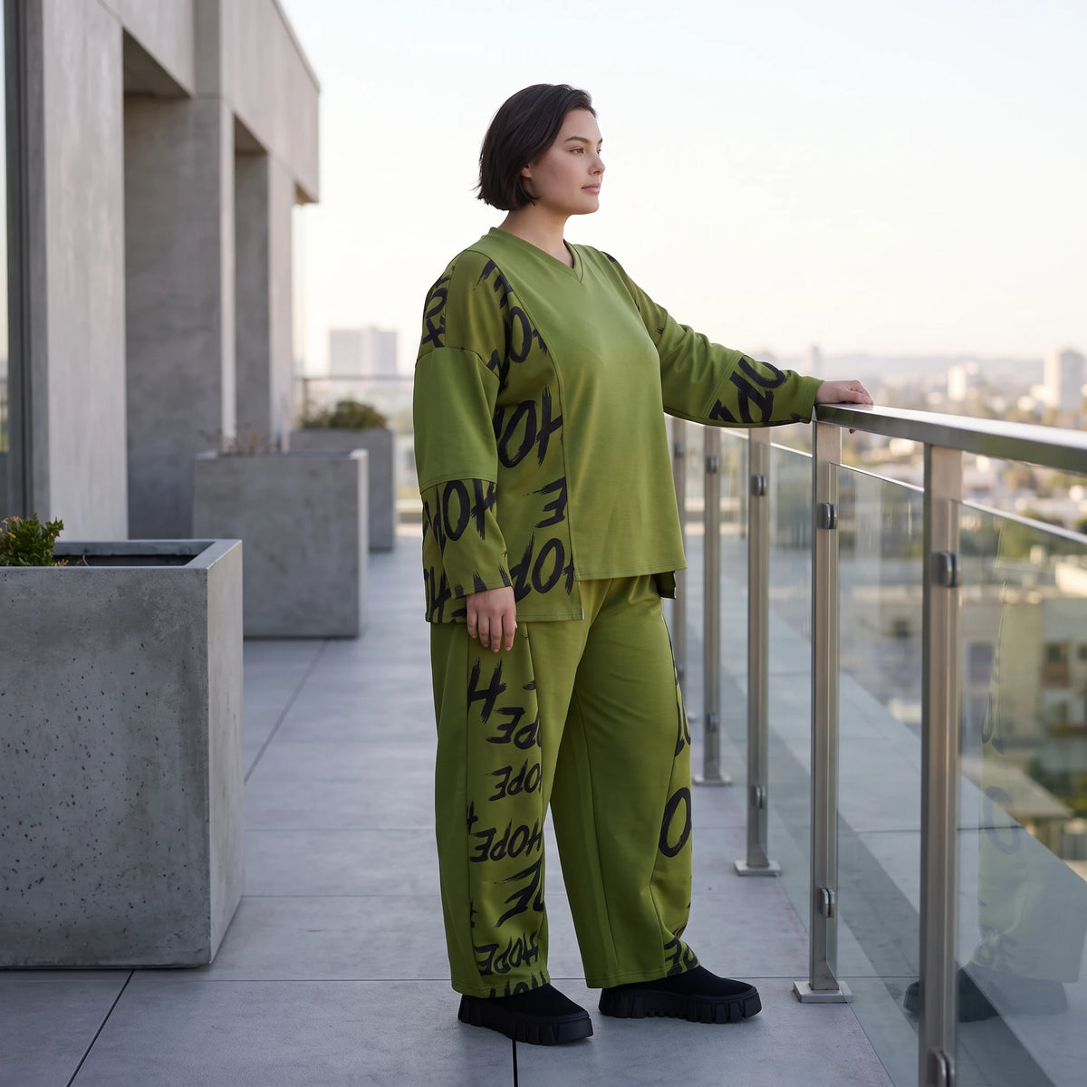 Olivgrüne Ballonhose aus Fleece mit Stretch und Schnürbund für modische Winterlooks