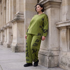Olivgrüne Ballonhose aus Fleece mit Stretch und Schnürbund für modische Winterlooks