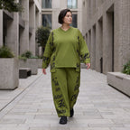 Olivgrüne Ballonhose aus Fleece mit Stretch und Schnürbund für modische Winterlooks