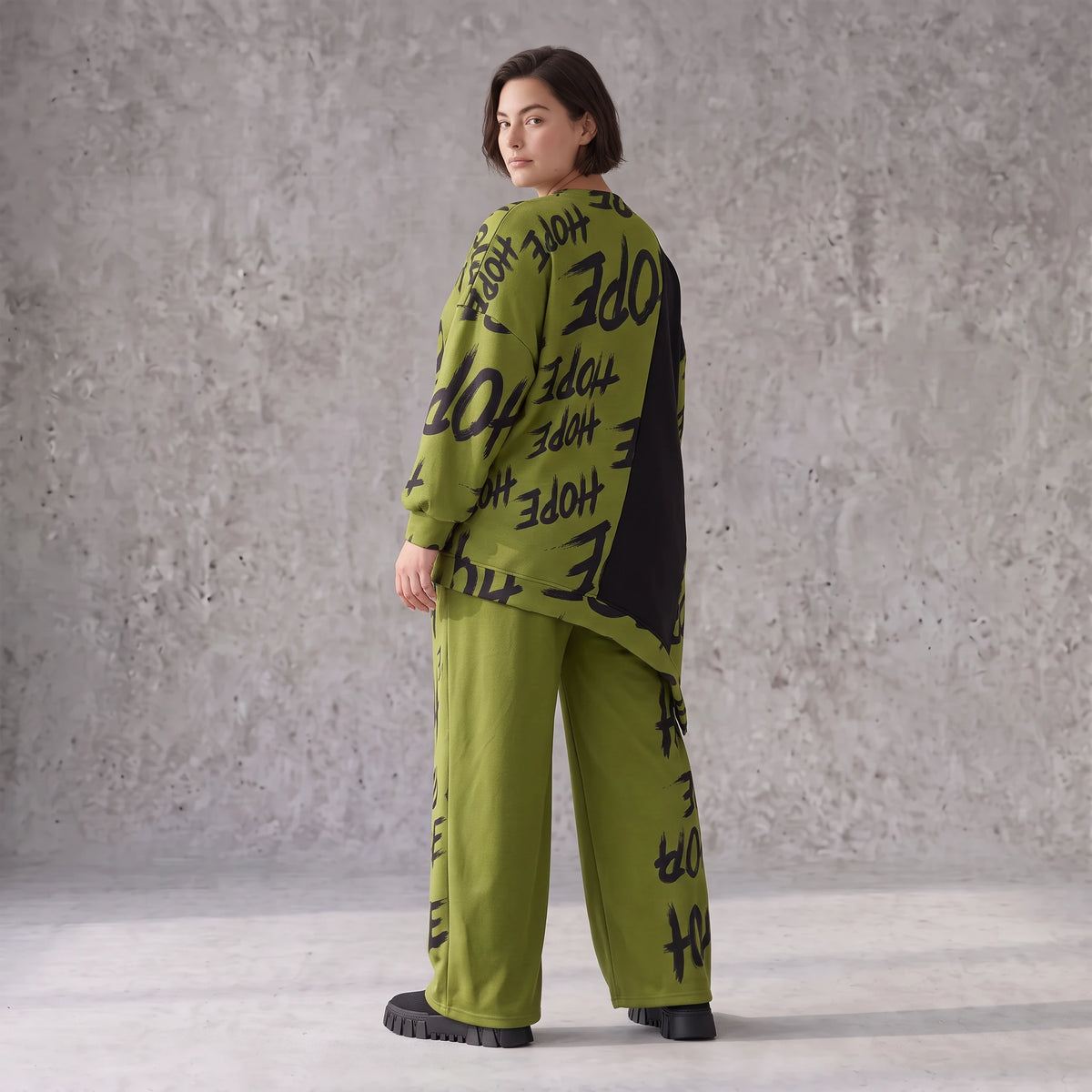 Olivgrünes Fleeceshirt mit asymmetrischem Schnitt und Zipfelsaum weich und wärmend