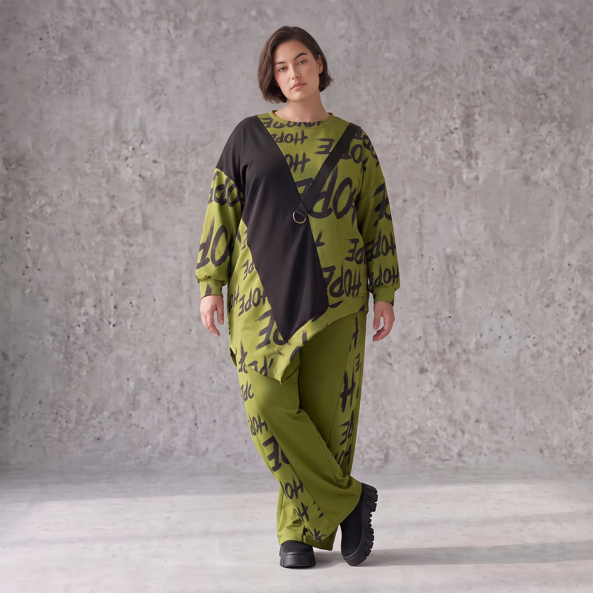 Olivgrünes Fleeceshirt mit asymmetrischem Schnitt und Zipfelsaum weich und wärmend