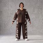 Braunes Fleeceshirt aus Stretchstoff mit V-Ausschnitt in geradem Schnitt weich und warm