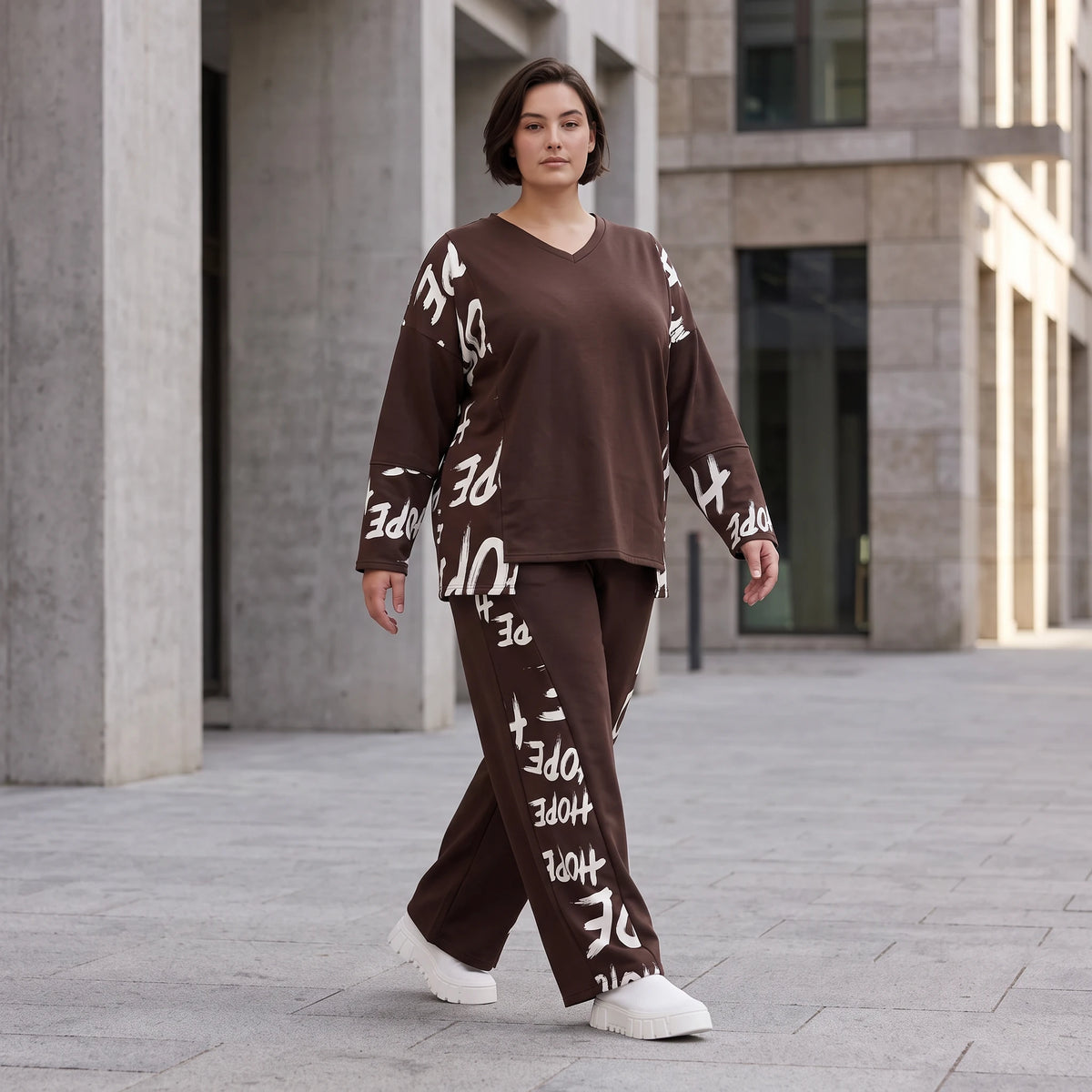 Braunes Fleeceshirt aus Stretchstoff mit V-Ausschnitt in geradem Schnitt weich und warm