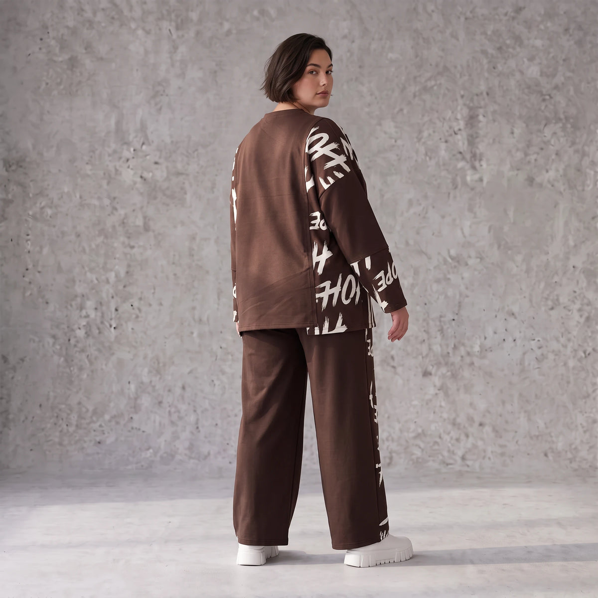 Braunes Fleeceshirt aus Stretchstoff mit V-Ausschnitt in geradem Schnitt weich und warm