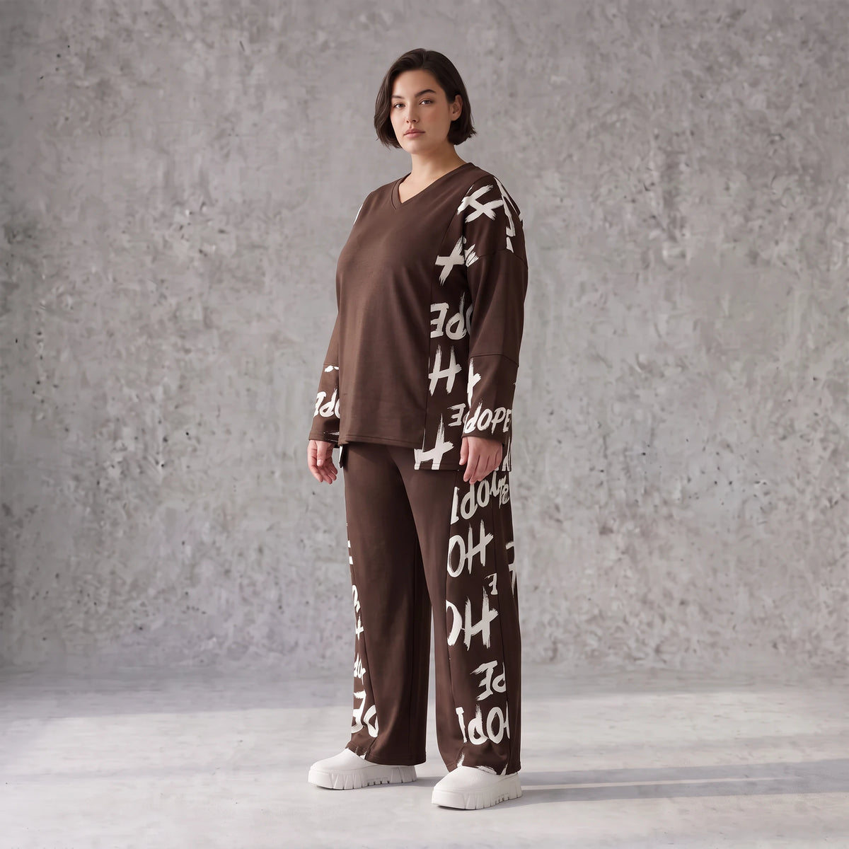 Braunes Fleeceshirt aus Stretchstoff mit V-Ausschnitt in geradem Schnitt weich und warm