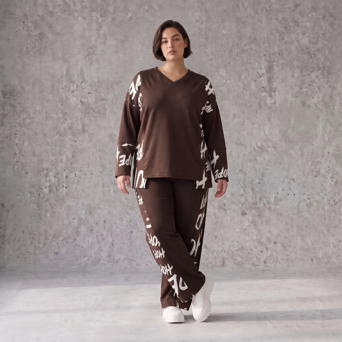 Braunes Fleeceshirt aus Stretchstoff mit V-Ausschnitt in geradem Schnitt weich und warm