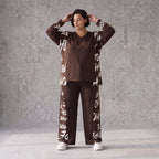 Braunes Fleeceshirt aus Stretchstoff mit V-Ausschnitt in geradem Schnitt weich und warm