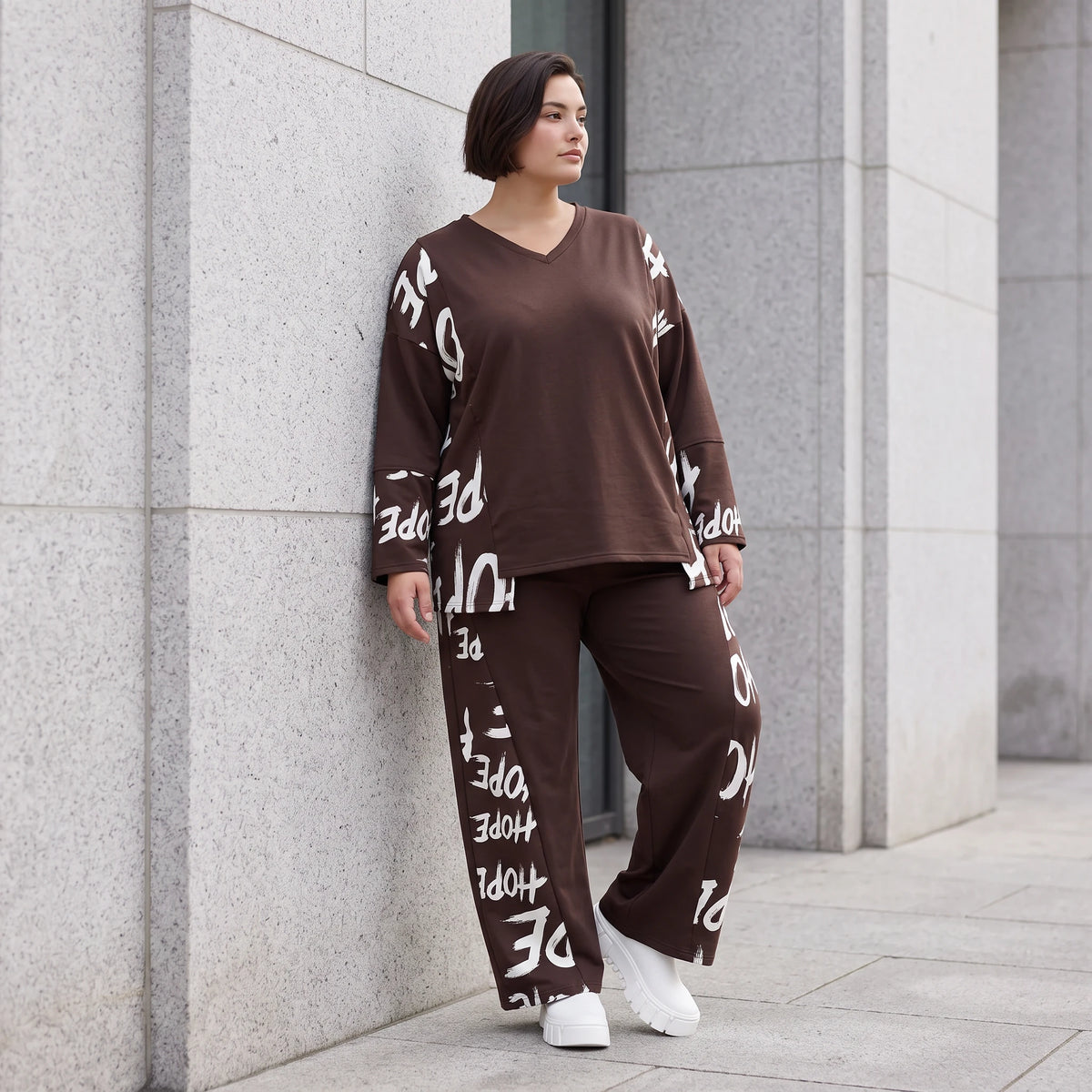 Braunes Fleeceshirt aus Stretchstoff mit V-Ausschnitt in geradem Schnitt weich und warm