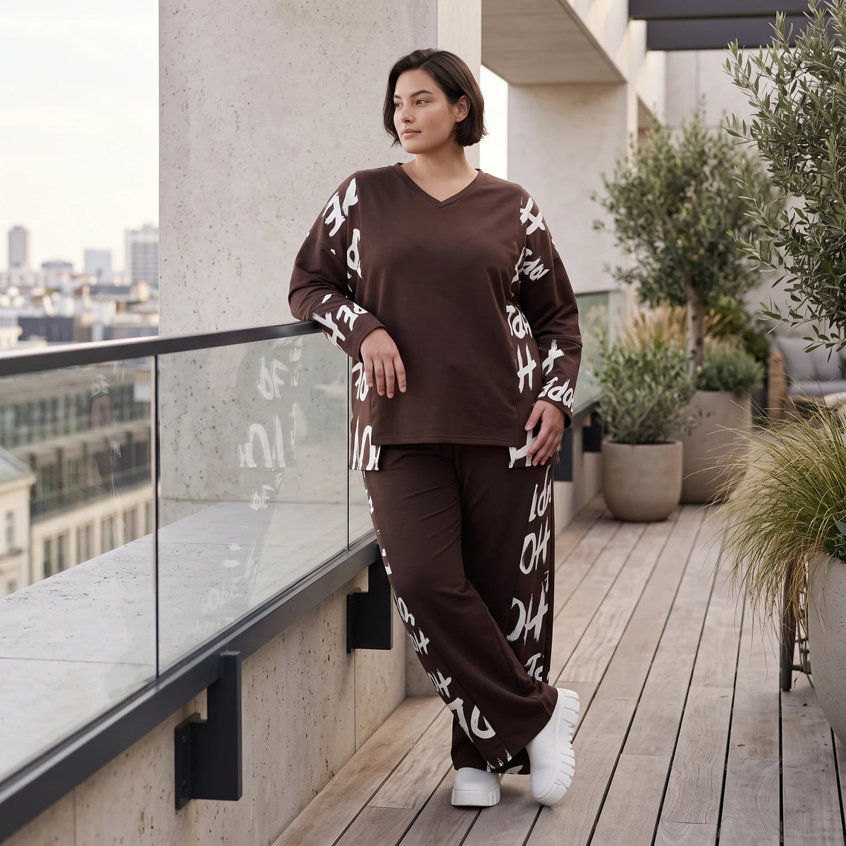 Braunes Fleeceshirt aus Stretchstoff mit V-Ausschnitt in geradem Schnitt weich und warm