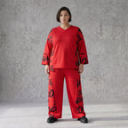 Rotes Fleeceshirt mit V-Ausschnitt aus weichem Stretchmaterial warm und alltagstauglich