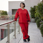 Rotes Fleeceshirt mit V-Ausschnitt aus weichem Stretchmaterial warm und alltagstauglich