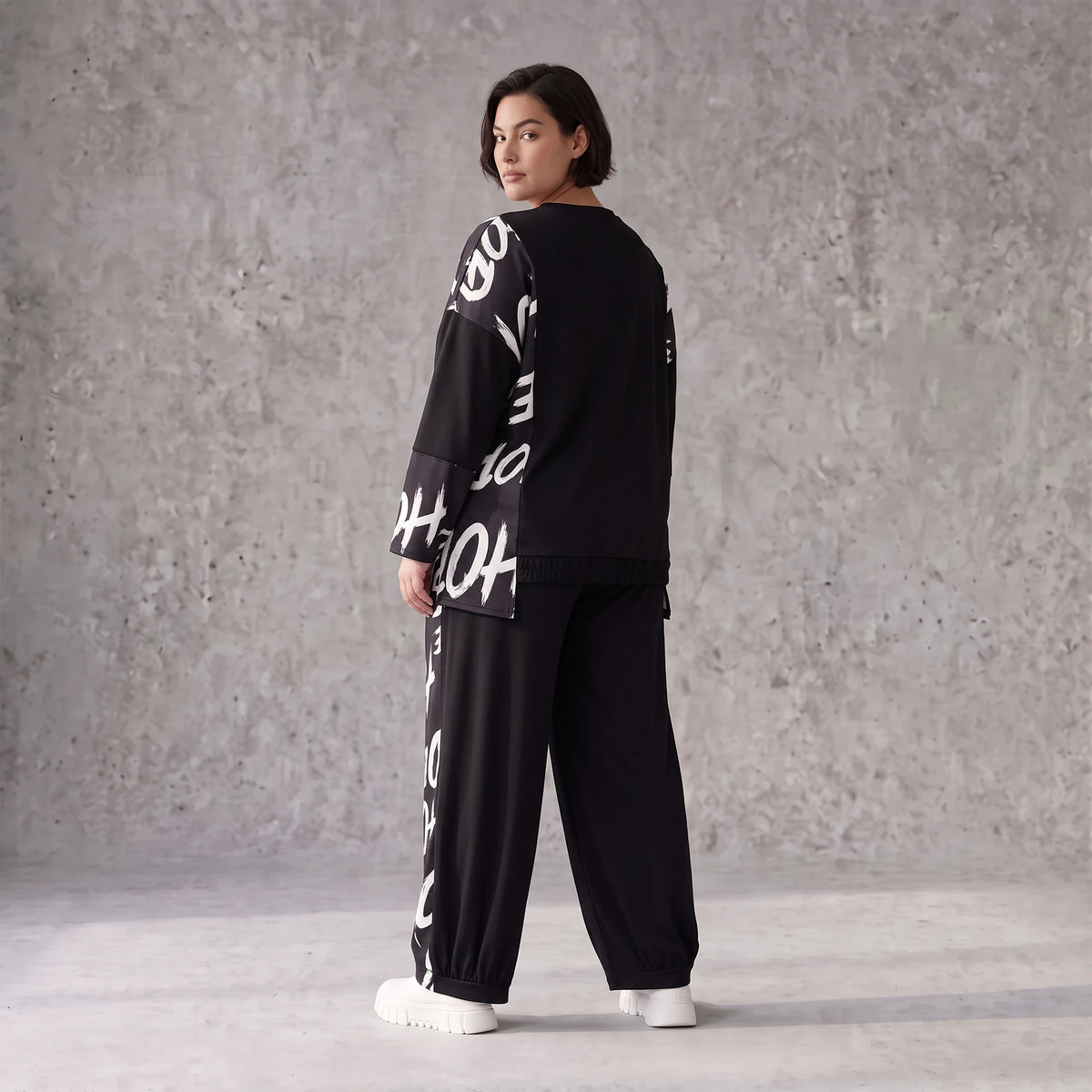 Fleeceshirt mit V-Ausschnitt in einfarbigem Look aus warmem Stretch mit geradem Schnitt