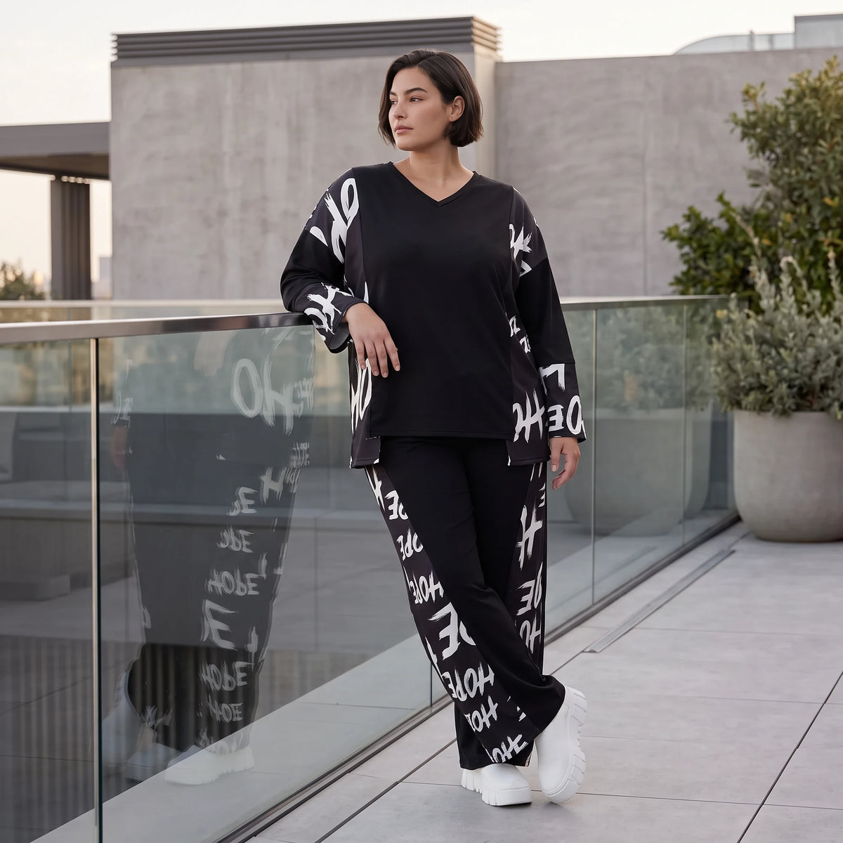 Fleeceshirt mit V-Ausschnitt in einfarbigem Look aus warmem Stretch mit geradem Schnitt