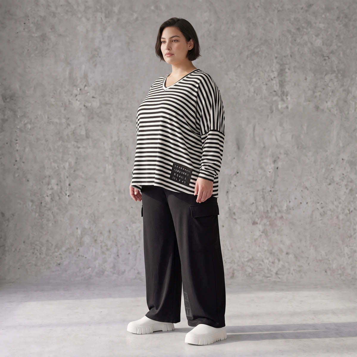 Langarmshirt aus Jersey mit Stretch in Schwarz/Weiss locker geschnitten mit V-Ausschnitt