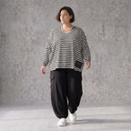 Langarmshirt aus Jersey mit Stretch in Schwarz/Weiss locker geschnitten mit V-Ausschnitt