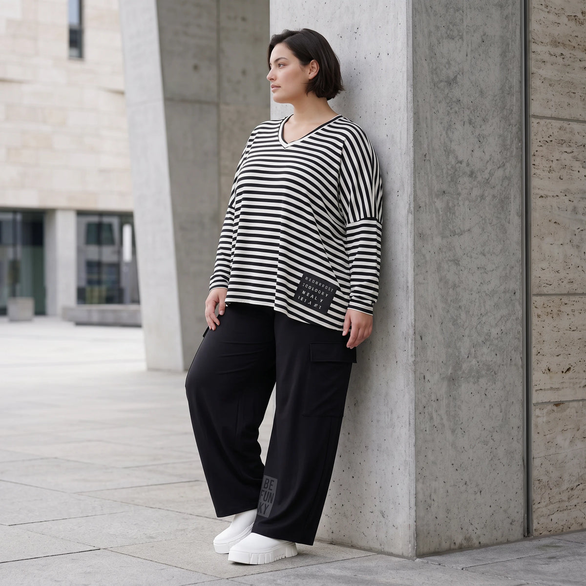 Langarmshirt aus Jersey mit Stretch in Schwarz/Weiss locker geschnitten mit V-Ausschnitt