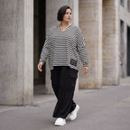 Langarmshirt aus Jersey mit Stretch in Schwarz/Weiss locker geschnitten mit V-Ausschnitt