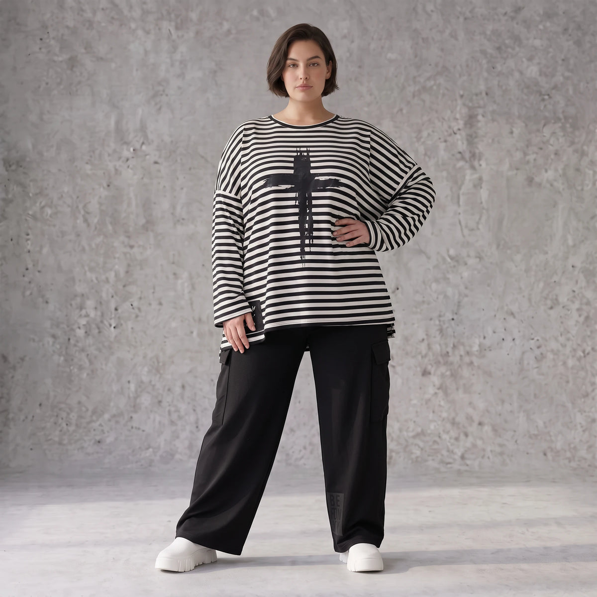 A-Linie Langarmshirt aus feinem Stretchjersey in Schwarz/Weiß mit seitlichen Schlitzen