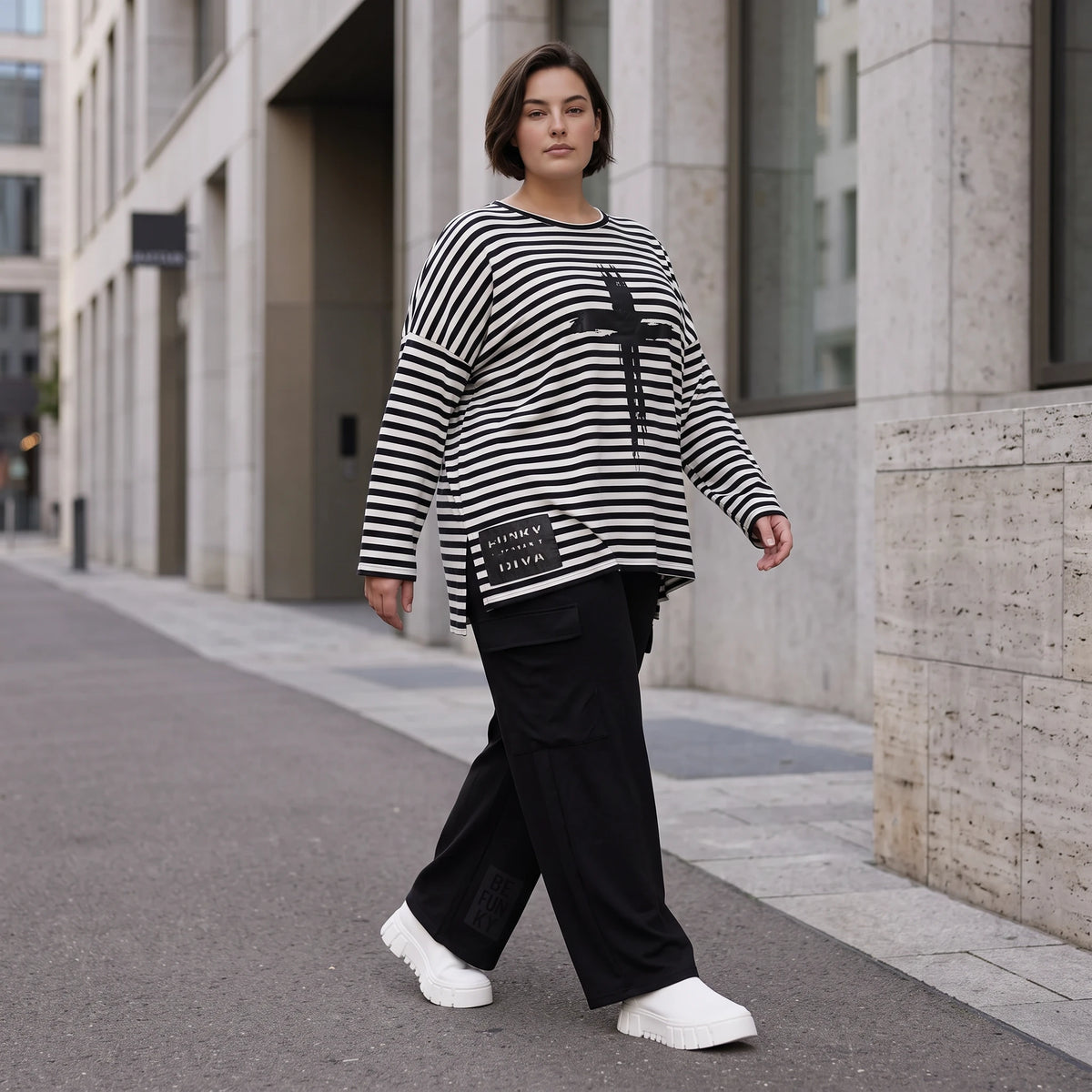 A-Linie Langarmshirt aus feinem Stretchjersey in Schwarz/Weiß mit seitlichen Schlitzen