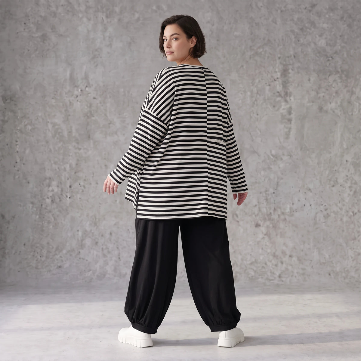 A-Linie Langarmshirt aus feinem Stretchjersey in Schwarz/Weiß mit seitlichen Schlitzen