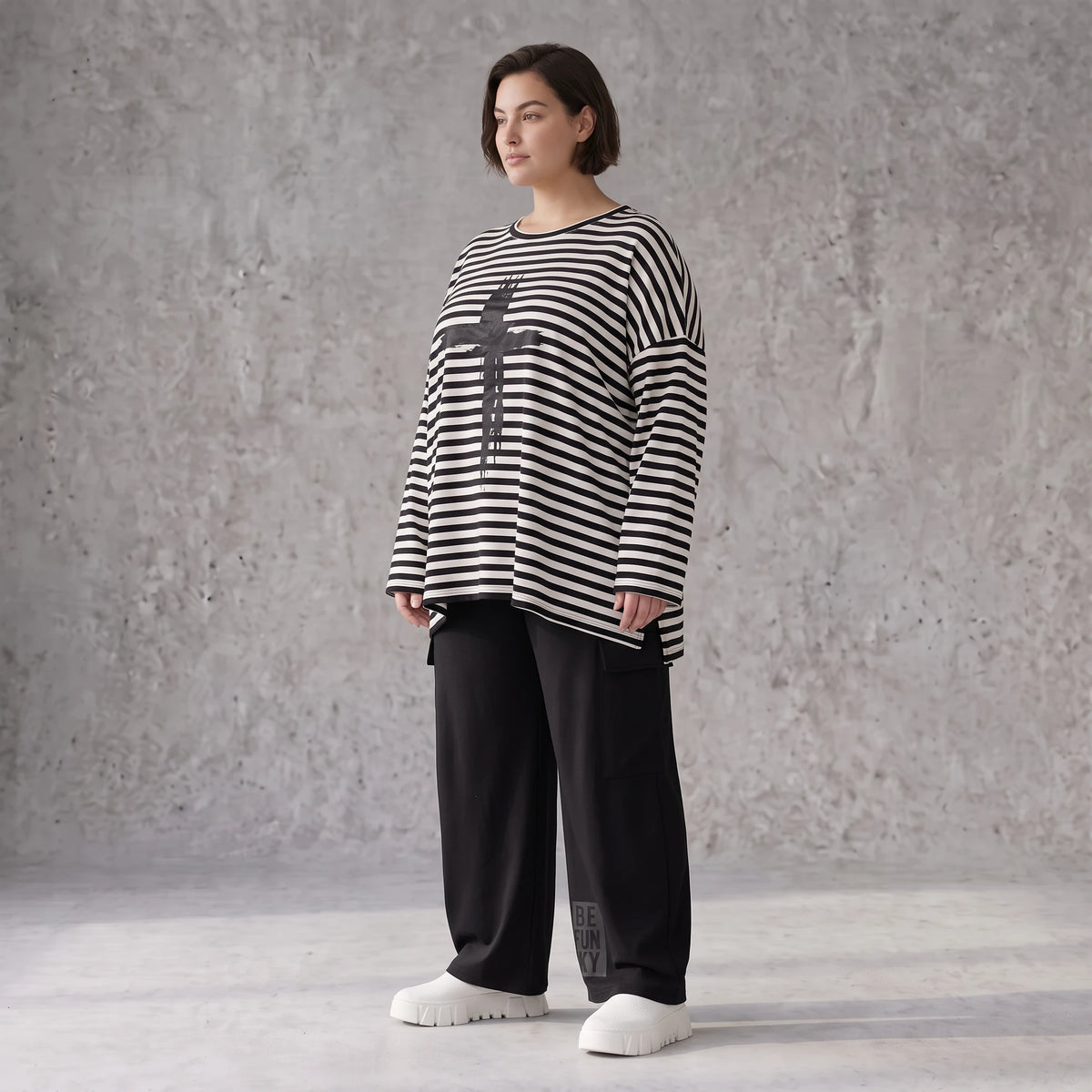 A-Linie Langarmshirt aus feinem Stretchjersey in Schwarz/Weiß mit seitlichen Schlitzen