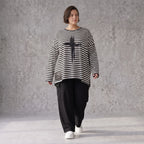 A-Linie Langarmshirt aus feinem Stretchjersey in Schwarz/Weiß mit seitlichen Schlitzen