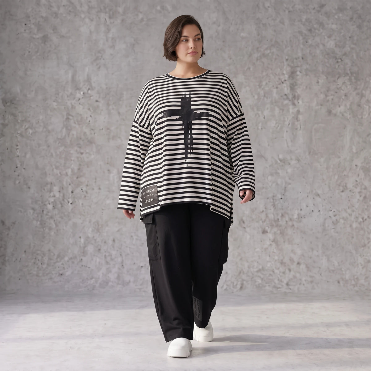 A-Linie Langarmshirt aus feinem Stretchjersey in Schwarz/Weiß mit seitlichen Schlitzen