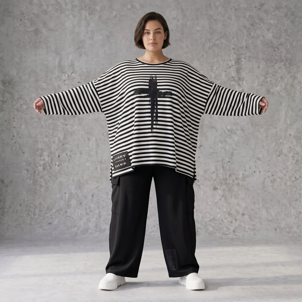 A-Linie Langarmshirt aus feinem Stretchjersey in Schwarz/Weiß mit seitlichen Schlitzen