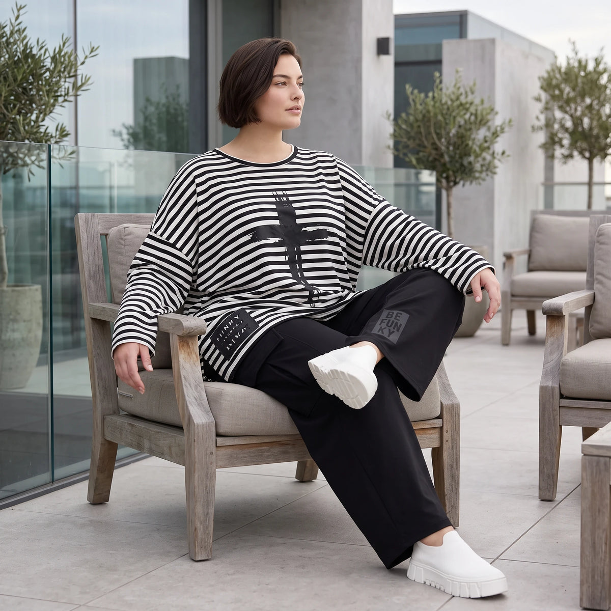 A-Linie Langarmshirt aus feinem Stretchjersey in Schwarz/Weiß mit seitlichen Schlitzen