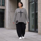 A-Linie Langarmshirt aus feinem Stretchjersey in Schwarz/Weiß mit seitlichen Schlitzen
