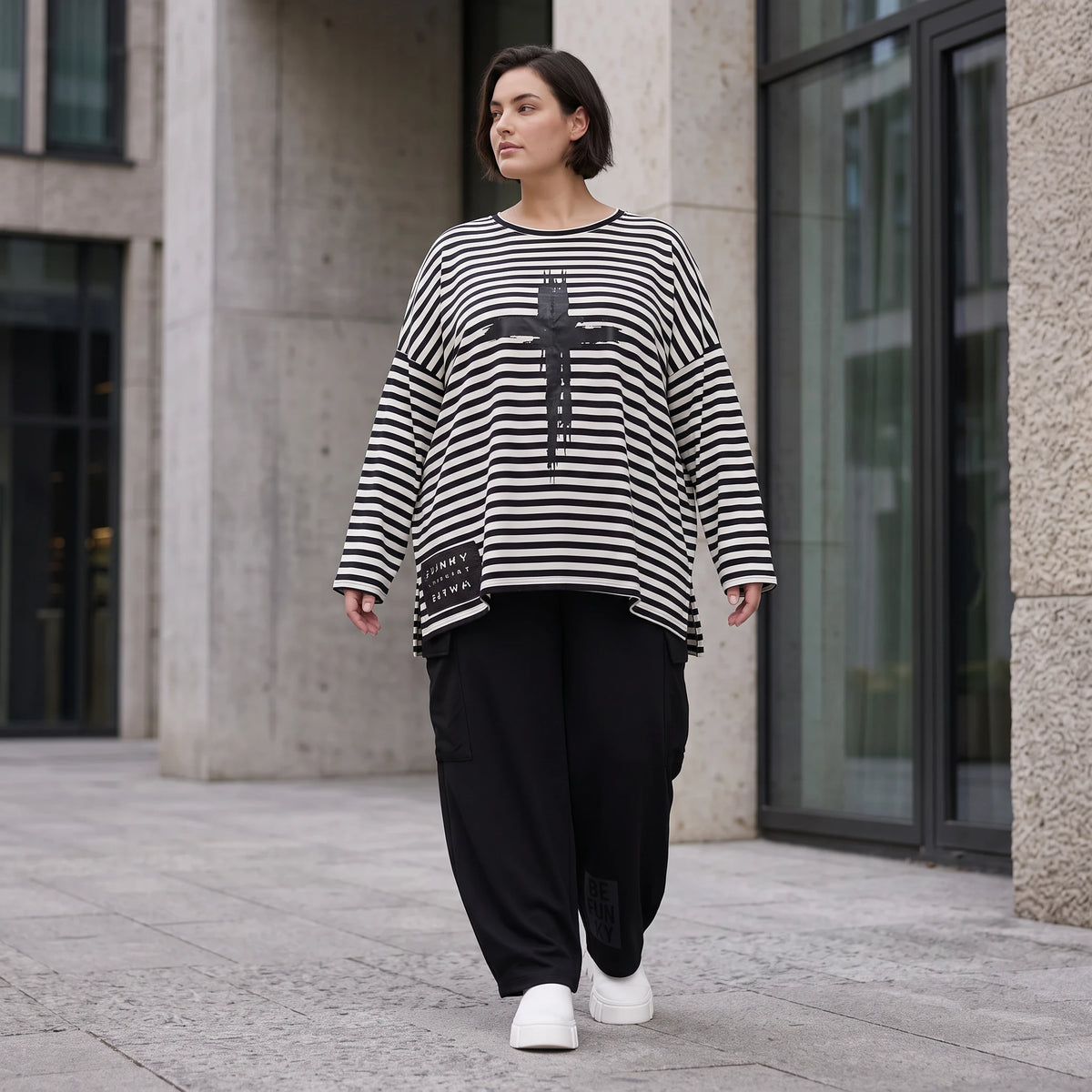 A-Linie Langarmshirt aus feinem Stretchjersey in Schwarz/Weiß mit seitlichen Schlitzen