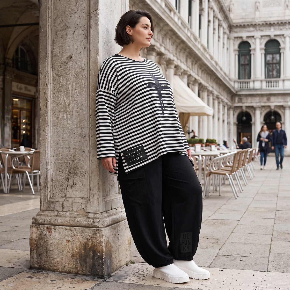 A-Linie Langarmshirt aus feinem Stretchjersey in Schwarz/Weiß mit seitlichen Schlitzen