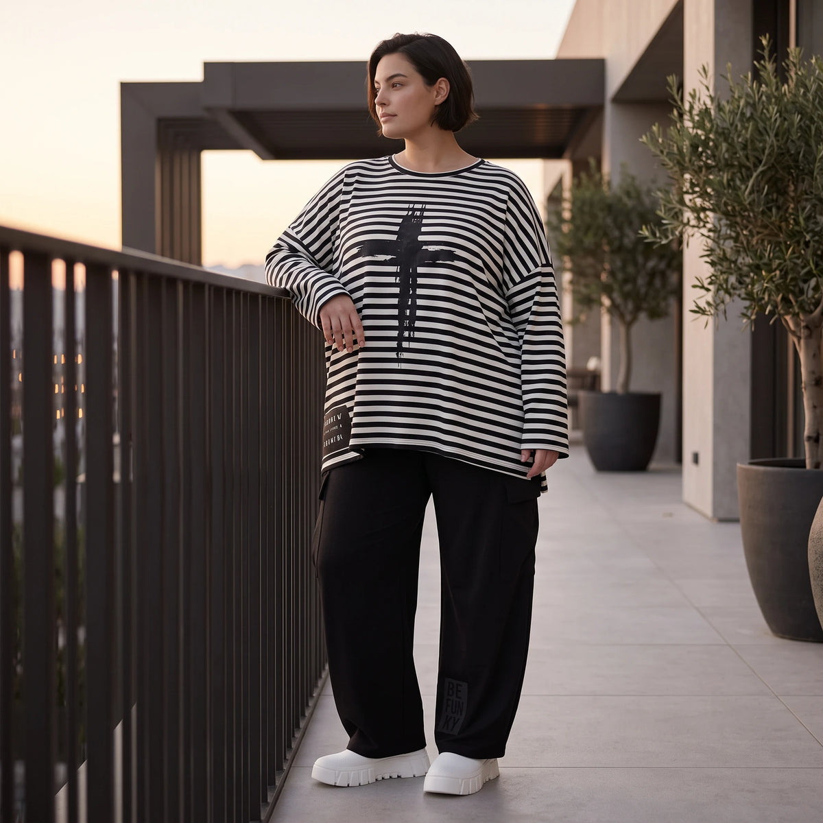 A-Linie Langarmshirt aus feinem Stretchjersey in Schwarz/Weiß mit seitlichen Schlitzen