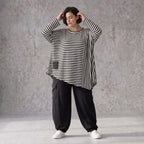 Langarmshirt in Schwarz/Weiß aus weichem Stretchjersey mit asymmetrischem Zipfelsaum