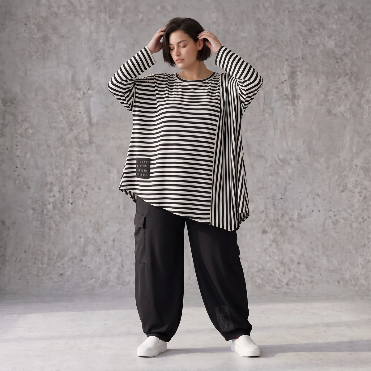 Langarmshirt in Schwarz/Weiß aus weichem Stretchjersey mit asymmetrischem Zipfelsaum