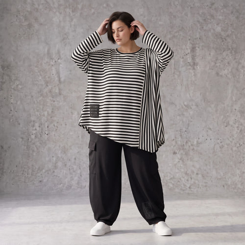 Langarmshirt in Schwarz/Weiß aus weichem Stretchjersey mit asymmetrischem Zipfelsaum