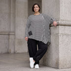 Langarmshirt in Schwarz/Weiß aus weichem Stretchjersey mit asymmetrischem Zipfelsaum