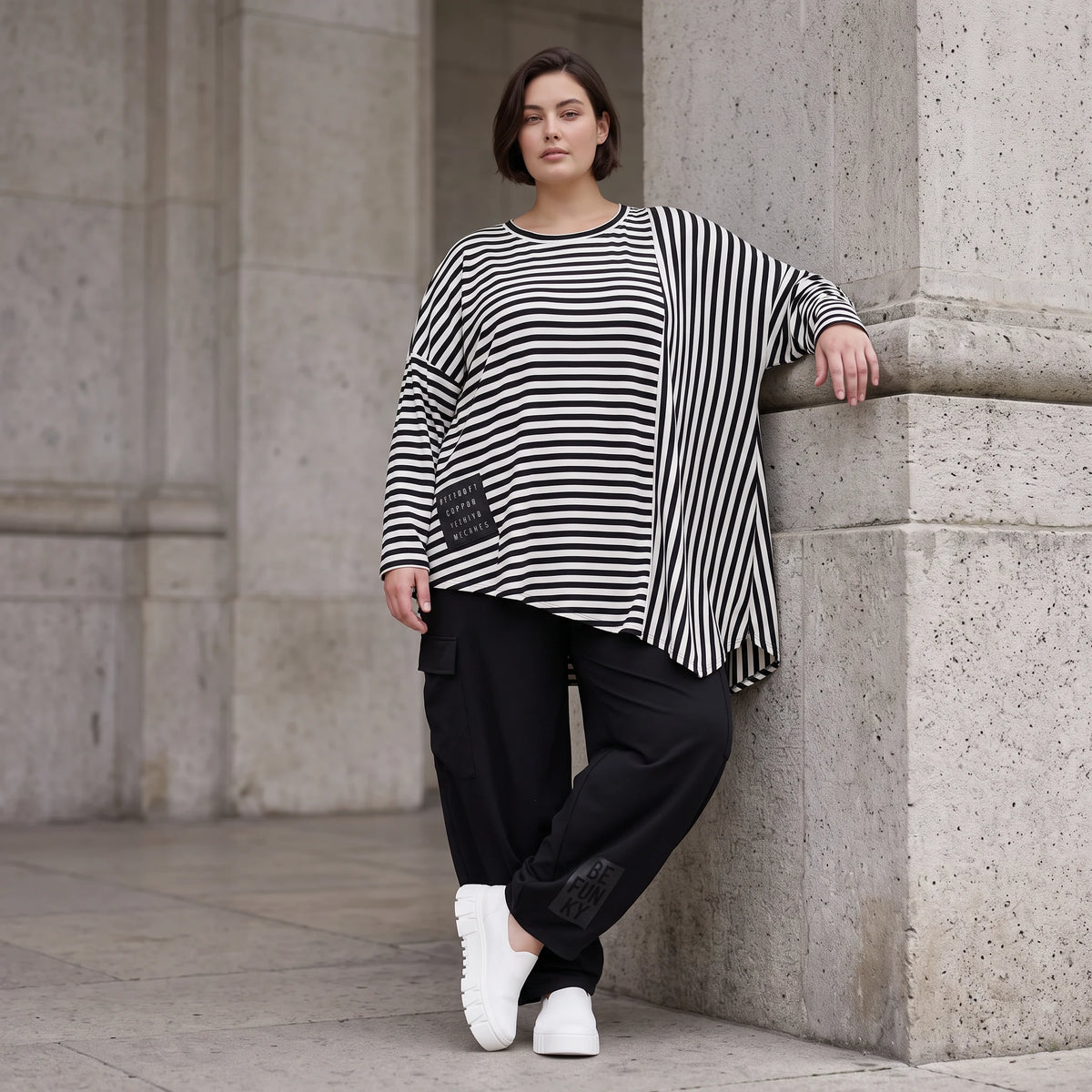 Langarmshirt in Schwarz/Weiß aus weichem Stretchjersey mit asymmetrischem Zipfelsaum