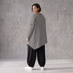 Langarmshirt in Schwarz/Weiß aus weichem Stretchjersey mit asymmetrischem Zipfelsaum