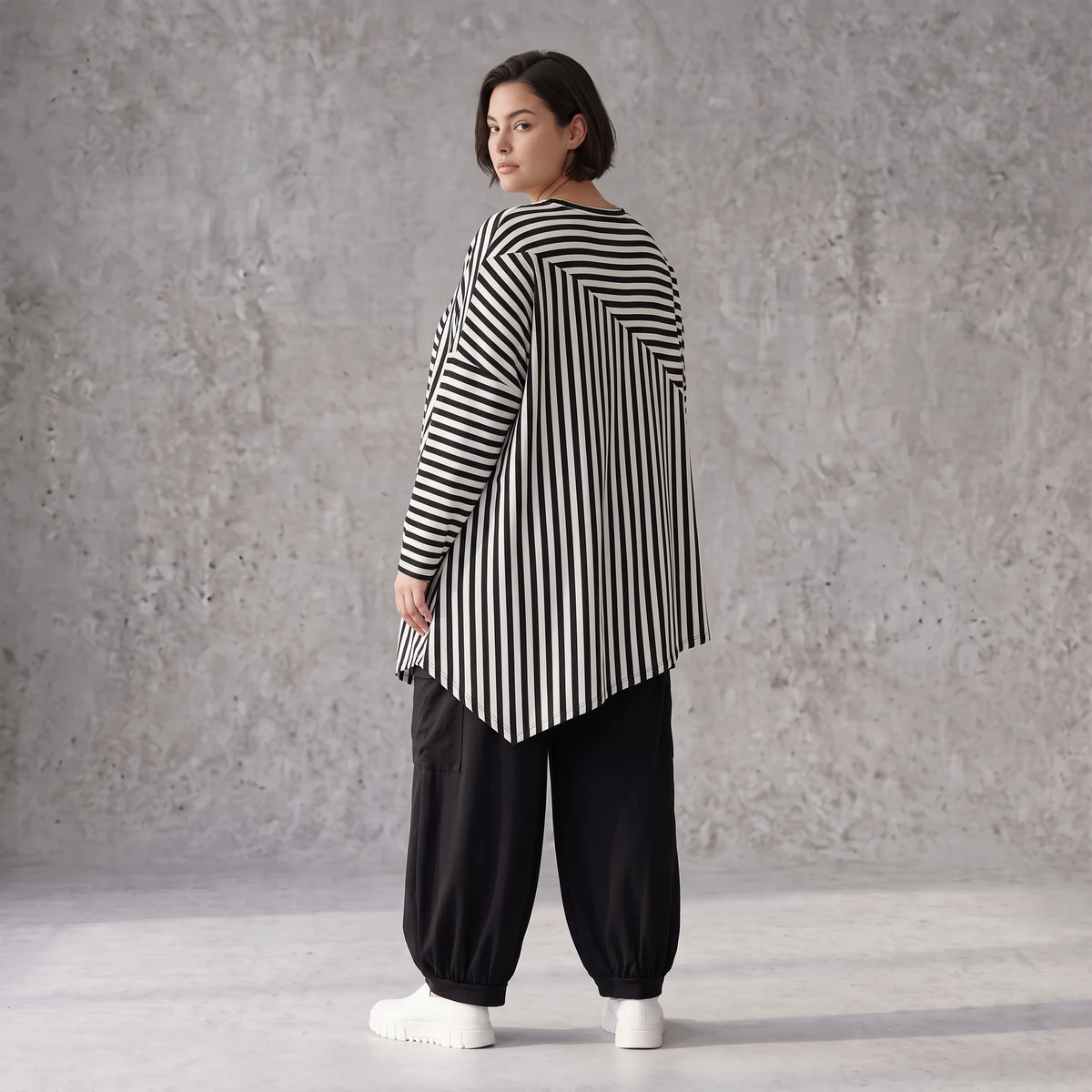 Langarmshirt in Schwarz/Weiß aus weichem Stretchjersey mit asymmetrischem Zipfelsaum