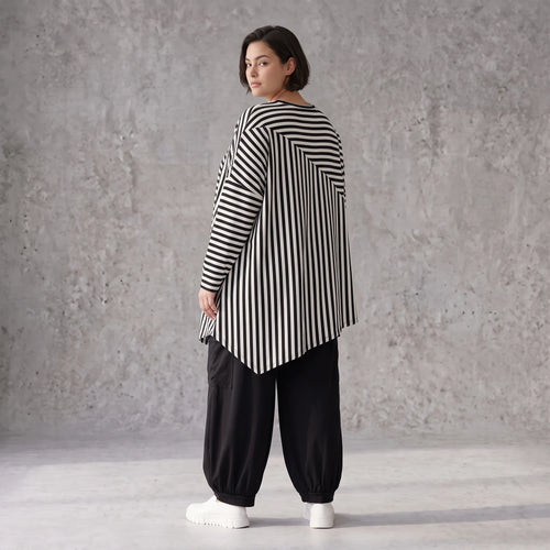 Langarmshirt in Schwarz/Weiß aus weichem Stretchjersey mit asymmetrischem Zipfelsaum