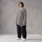 Langarmshirt in Schwarz/Weiß aus weichem Stretchjersey mit asymmetrischem Zipfelsaum