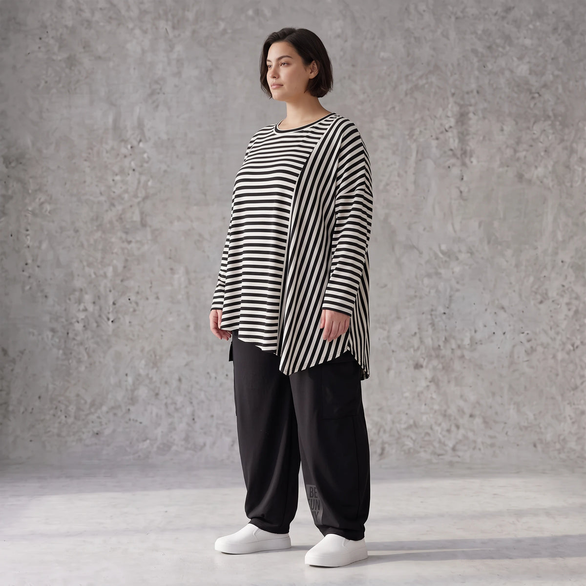Langarmshirt in Schwarz/Weiß aus weichem Stretchjersey mit asymmetrischem Zipfelsaum