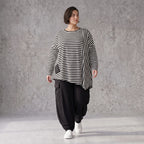 Langarmshirt in Schwarz/Weiß aus weichem Stretchjersey mit asymmetrischem Zipfelsaum