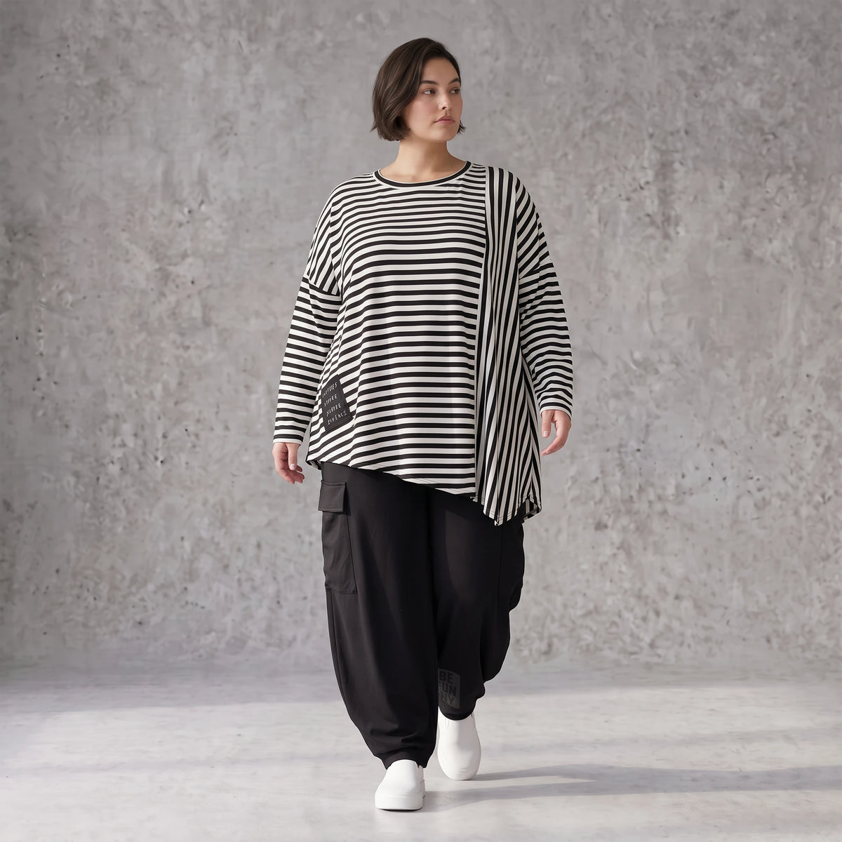 Langarmshirt in Schwarz/Weiß aus weichem Stretchjersey mit asymmetrischem Zipfelsaum
