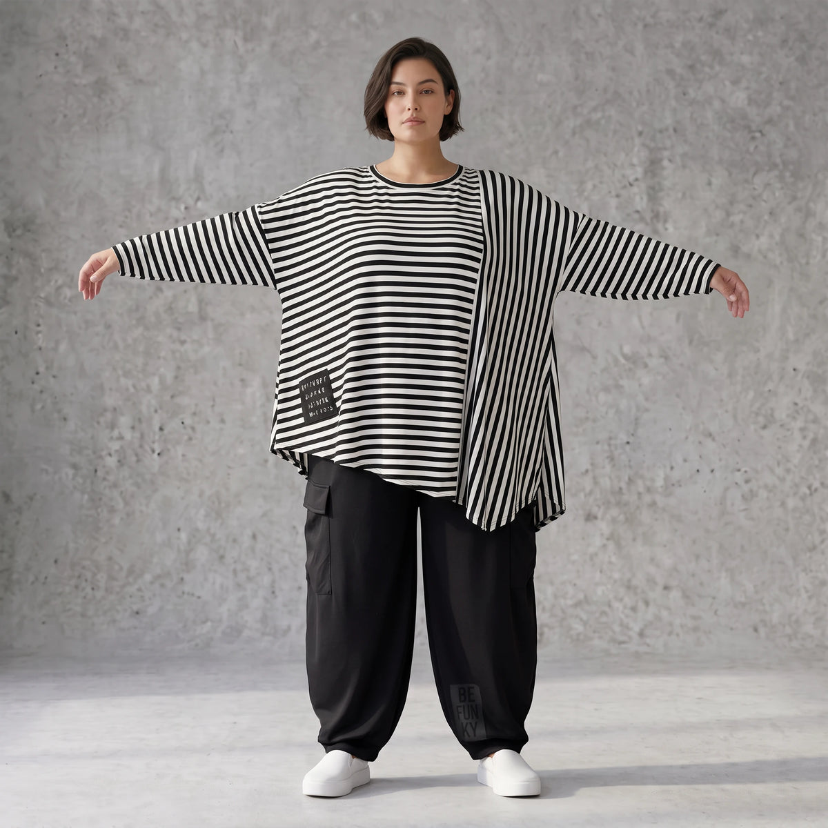 Langarmshirt in Schwarz/Weiß aus weichem Stretchjersey mit asymmetrischem Zipfelsaum