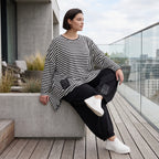 Langarmshirt in Schwarz/Weiß aus weichem Stretchjersey mit asymmetrischem Zipfelsaum