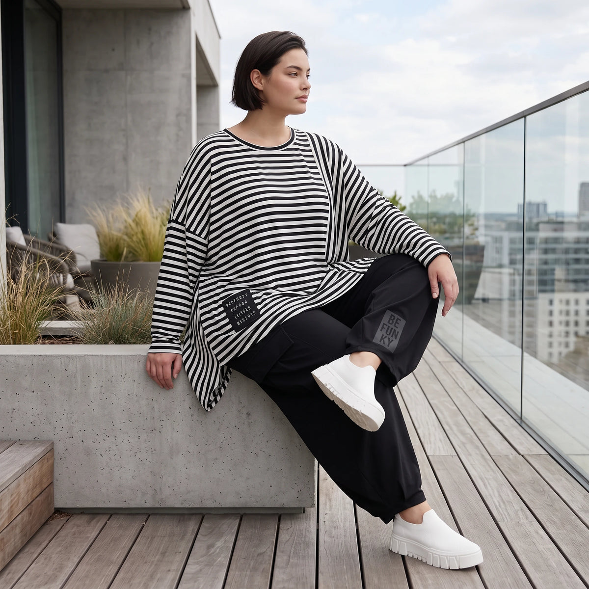 Langarmshirt in Schwarz/Weiß aus weichem Stretchjersey mit asymmetrischem Zipfelsaum