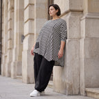 Langarmshirt in Schwarz/Weiß aus weichem Stretchjersey mit asymmetrischem Zipfelsaum