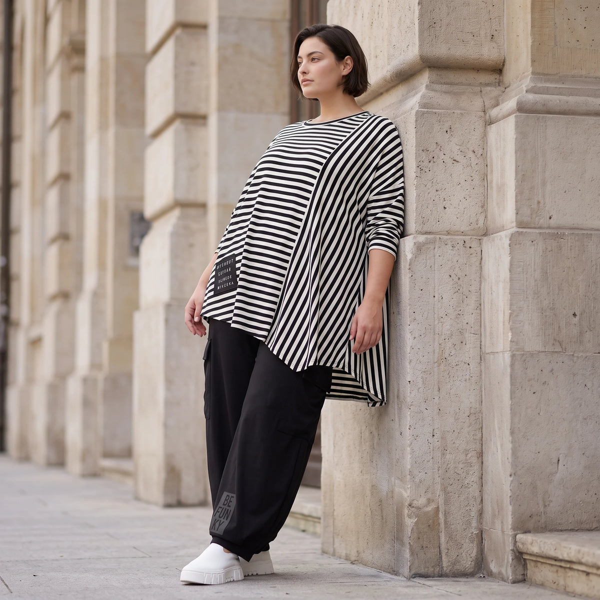 Langarmshirt in Schwarz/Weiß aus weichem Stretchjersey mit asymmetrischem Zipfelsaum